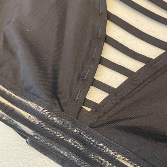 EUC Victoria's Secret Pink Strappy Black Lightly Lined Bra Size Small - Picture 2 of 3